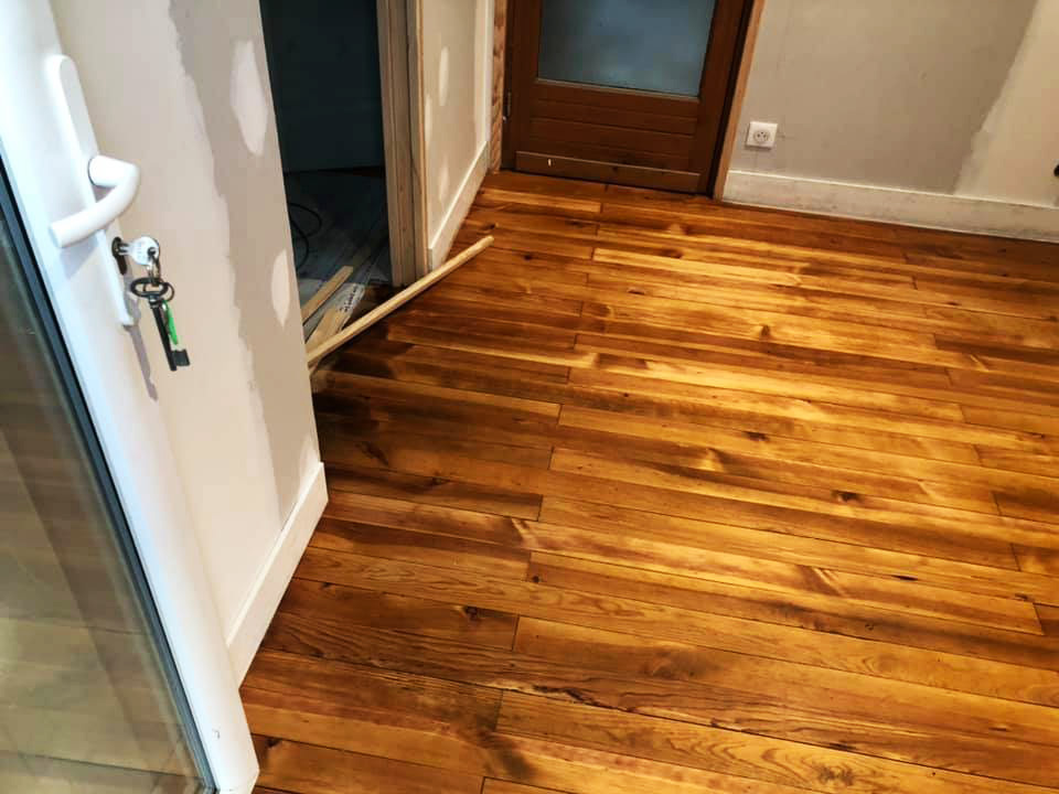 Lire la suite à propos de l’article Rénovation d’un vieux parquet en pin des Landes Parentis en Born