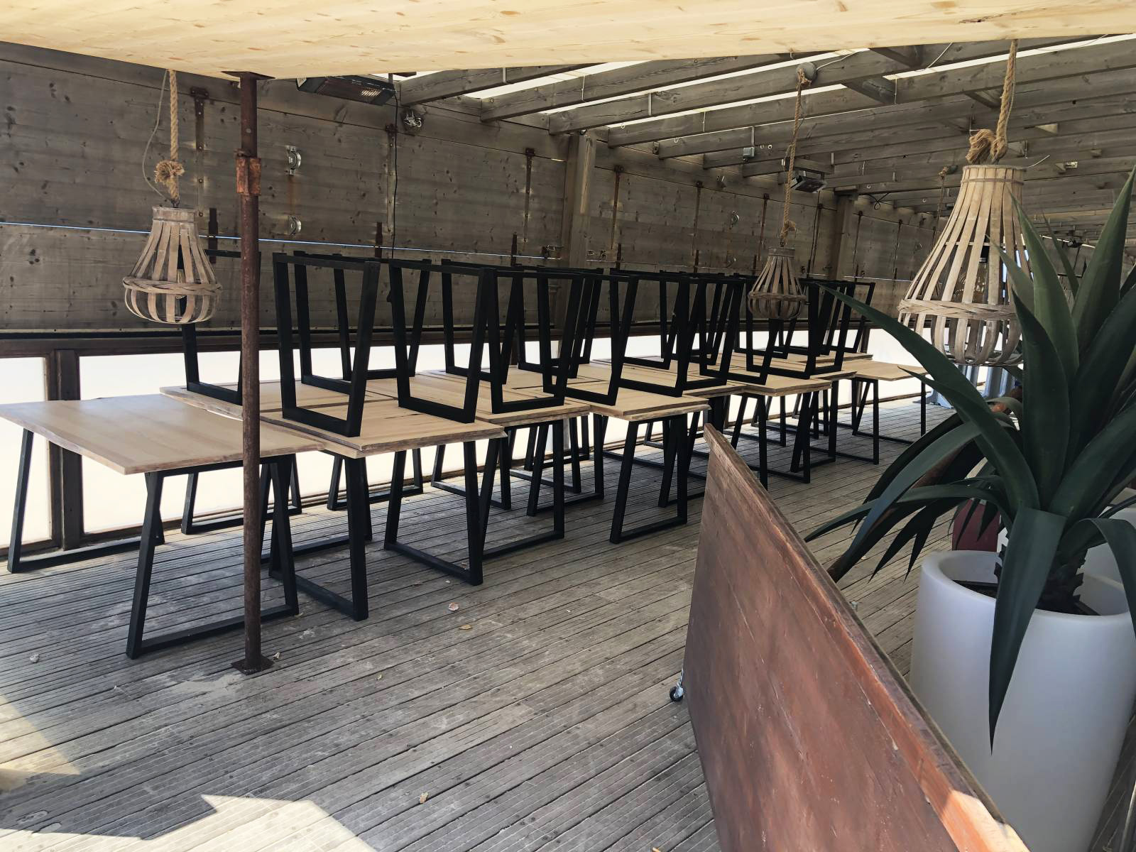 Lire la suite à propos de l’article Fabrication de tables en bois sur mesure pour un restaurant à Biscarrosse Landes