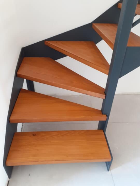 Menuiserie-Ebenisterie-escalier-marche-bois-et-acier-sur-mesure-a-limon-balance-en-cremaillere