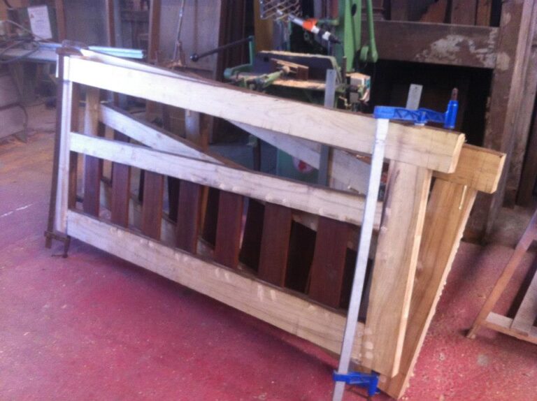 fabrication portail bois acacia
